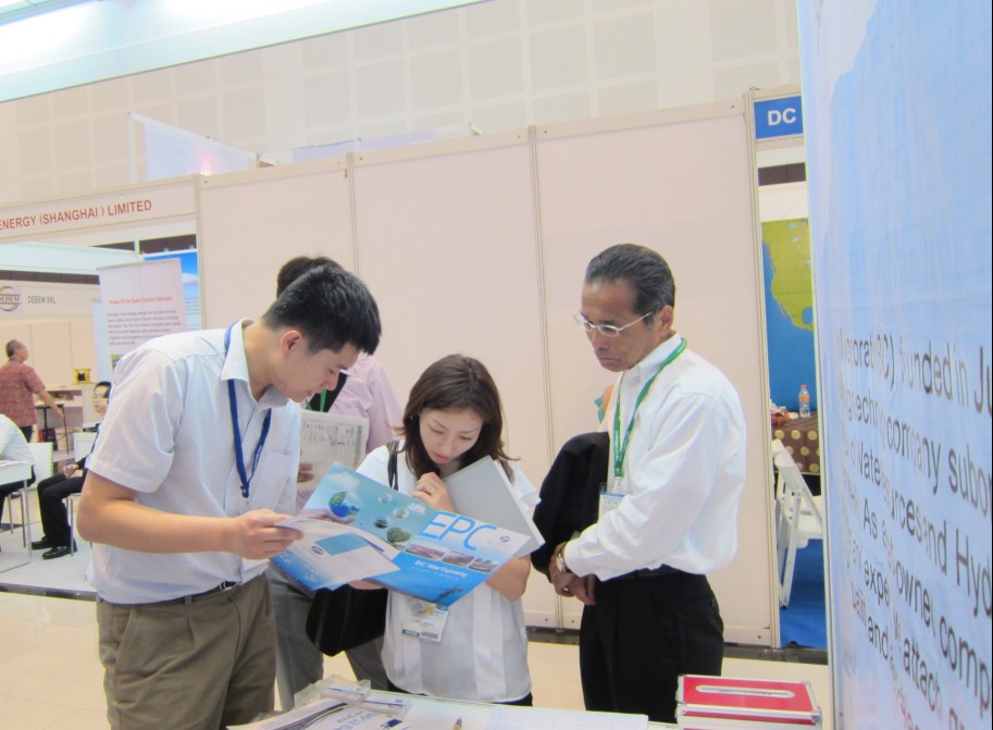 印尼水展中中水科參展人員正在為咨詢?nèi)藛T講解 印尼水展中中水科參展人員正在為咨詢?nèi)藛T講解